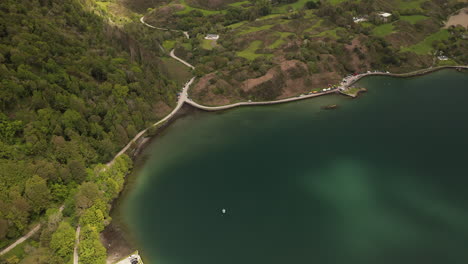 Inclinación-Aérea-Y-Panorámica-Del-Lago-Lough-Hyne,-Irlanda