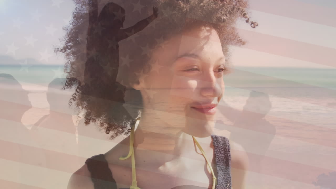 animación de la bandera de los estados unidos de américa sobre una feliz mujer afroamericana en la playa
