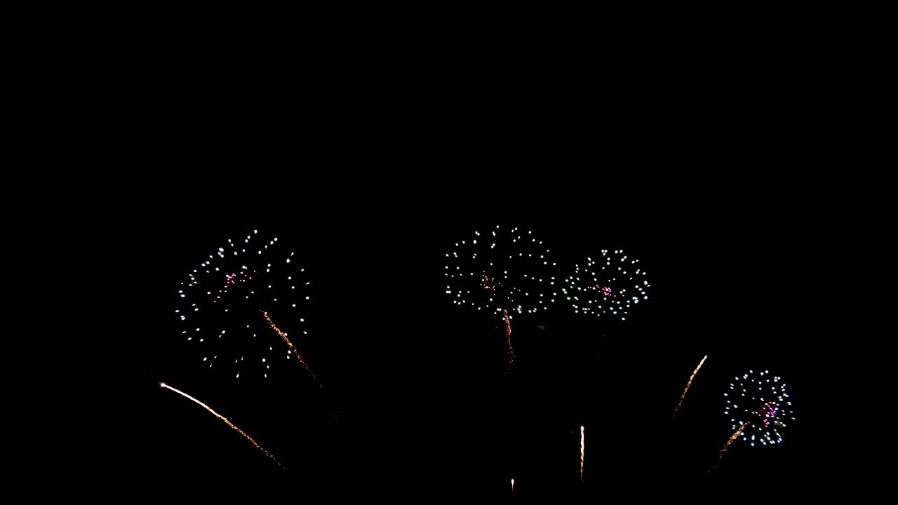 4K. Loop continuo di un vero festival di fuochi d'artificio colorati nel cielo notturno durante una festa nazionale, una festa di Capodanno o un evento celebrativo