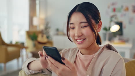 Asiatische-Frau,-Telefon-Und-Soziale-Medien-Mit-Lächeln