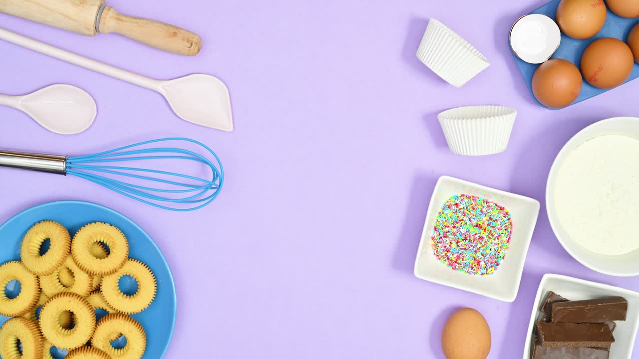 쿠키를 만들기위한 재료는 가운 보라색 테마의 왼쪽과 오른쪽에 움직입니다.