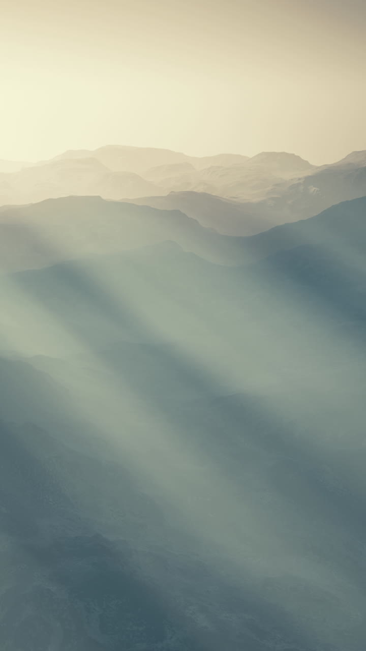 깊은 안개 속에 있는 검은 바위 산의 실루 ⁇