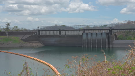 Toma-Estática-De-La-Presa-Madden-En-El-Lago-Alajuela-Durante-Un-Período-De-Sequía,-Panamá