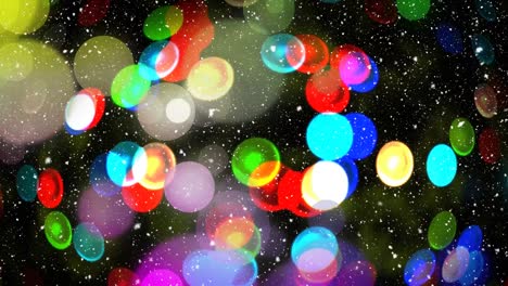 animación de nieve cayendo sobre luces navideñas coloridas desenfocadas y cielo nocturno.