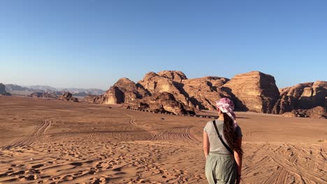 mujeres hermosas con maquillaje beduino en el desierto rojo de wadi rum, jordania