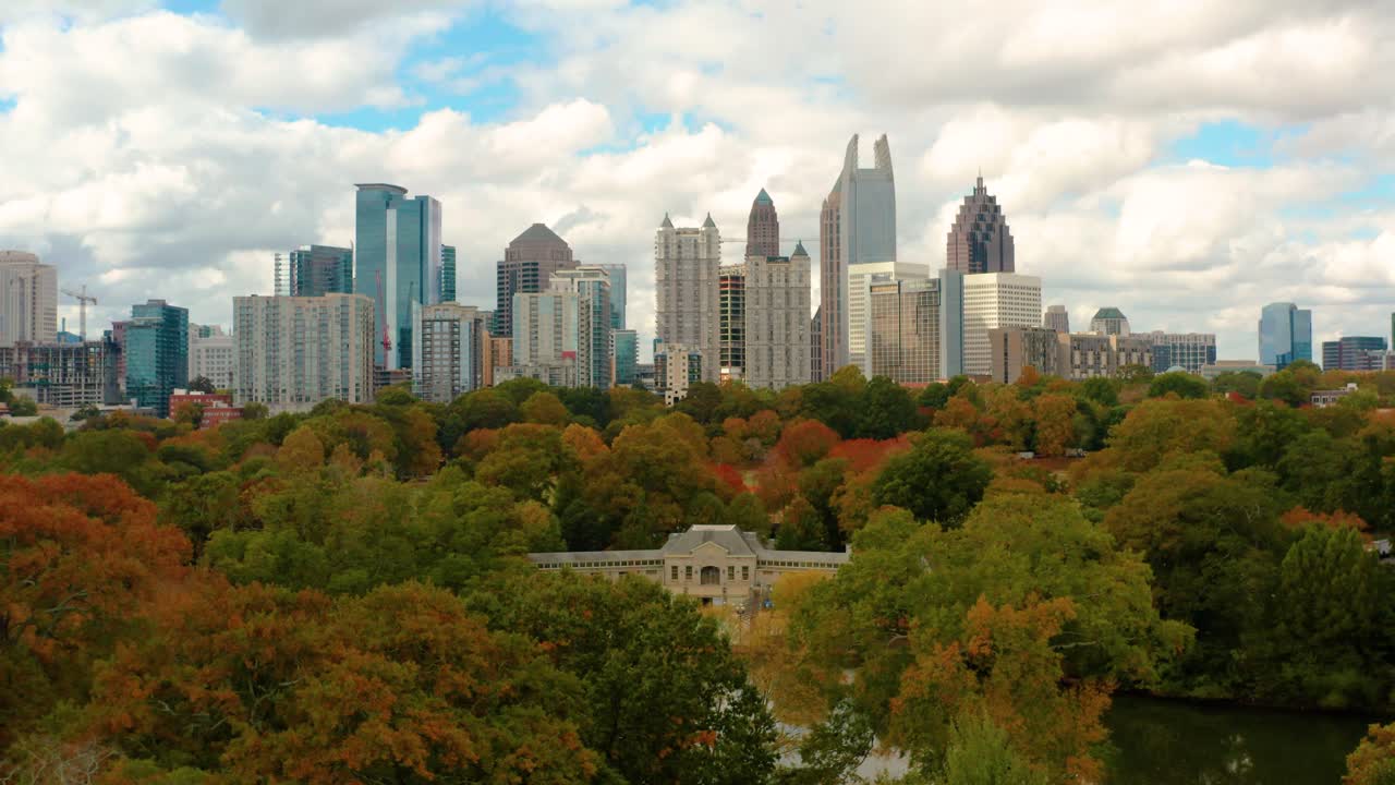 volando sobre los colores de otoño para ver el centro de atlanta georgia y el parque piedmont
