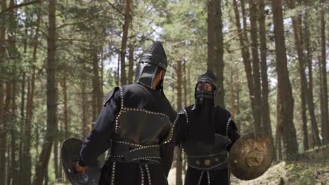 períodos de entrenamiento con la espada y el escudo.