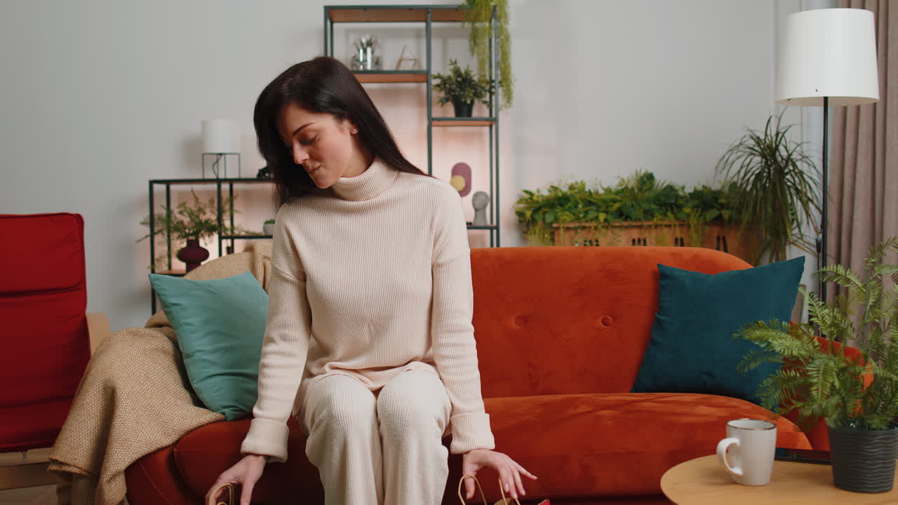 행복한 젊은 여성 쇼핑 중독 소비자는 온라인 쇼핑 판매 후 집에 가방을 가지고 집으로 돌아왔다.