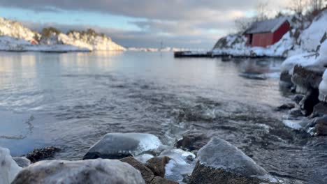 Tranquila-Costa-Invernal-En-Noruega,-Capturada-En-Cámara-Lenta-Y-Suave-Y-Claridad-De-4k