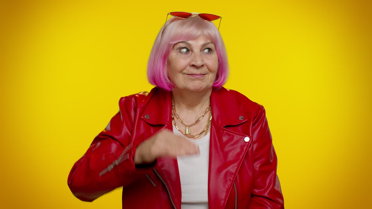 성숙한 은 회색 머리 할머니는 눈 위에 손을 들고, 멀리 쳐다보고, 누군가를 찾고