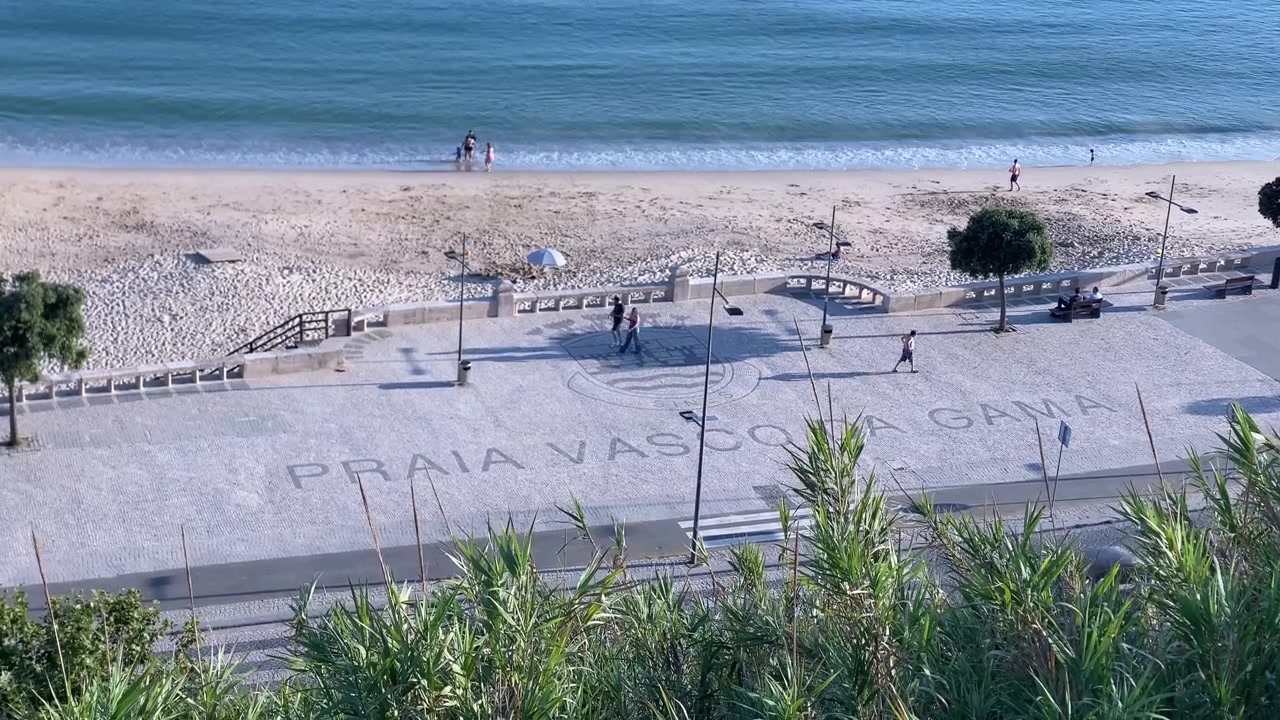 Vista costiera che mostra la spiaggia Praia Vasco da Gama, il lungomare e l'Oceano Atlantico a Sines, Alentejo, Portogallo.