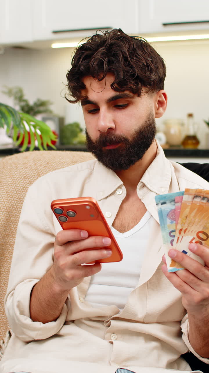 Uomo indiano che conta stipendio in contanti in euro usando il calcolatore dello smartphone per il budget delle vacanze future