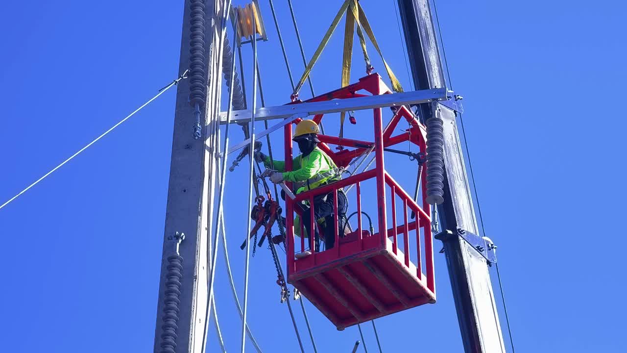 trabajador de servicios públicos en la plataforma de elevación aérea