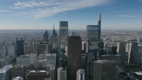 brede luchtbeelden die &#39;s ochtends wegvliegen van de wolkenkrabbers in het centrum van philadelphia