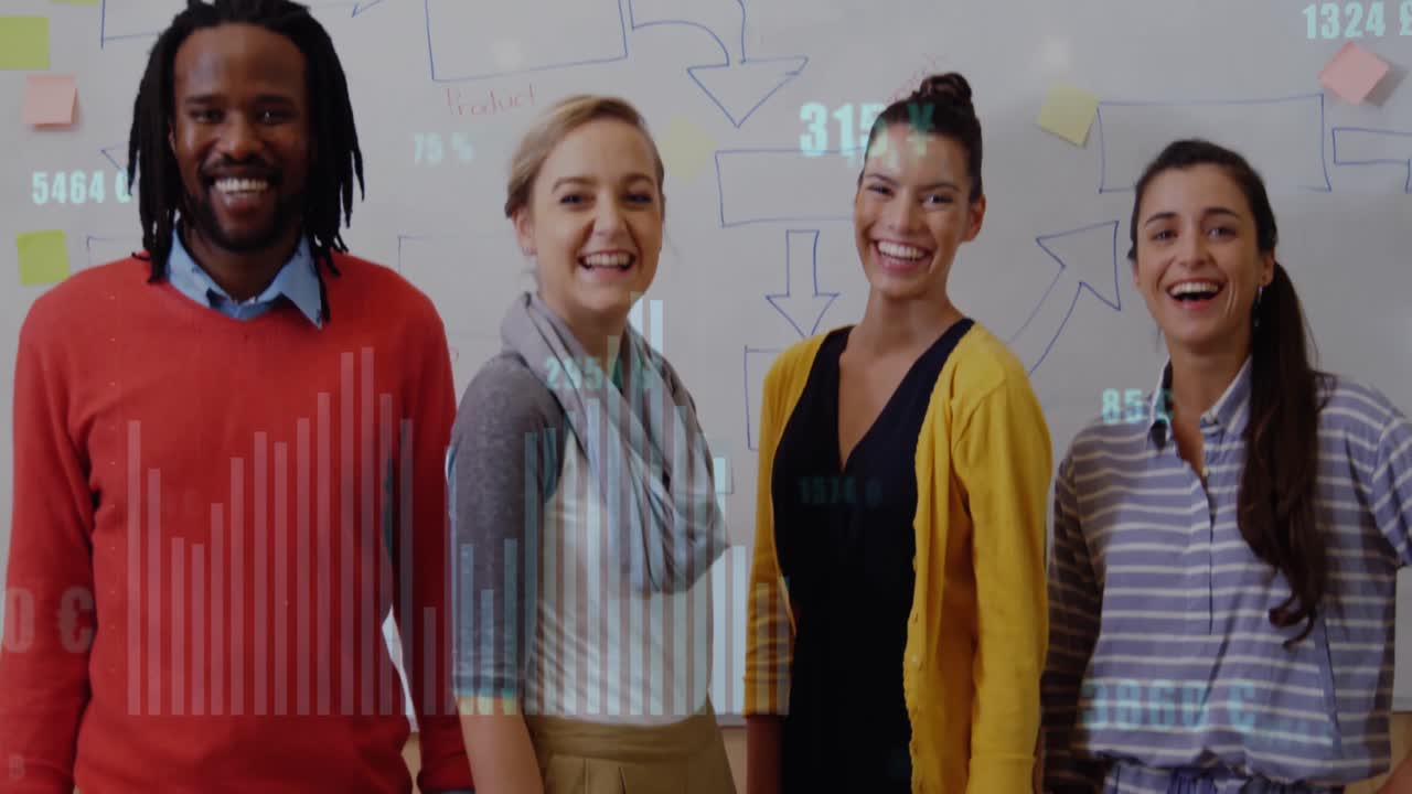 animación del gráfico con signos de moneda y números cambiantes sobre los buzos felices colegas en la oficina