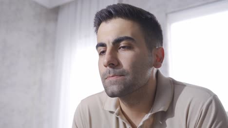 el hombre triste se emociona.