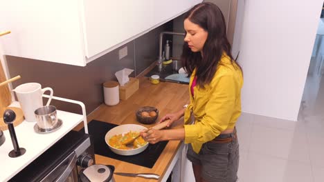 mujer cocinando en la cocina
