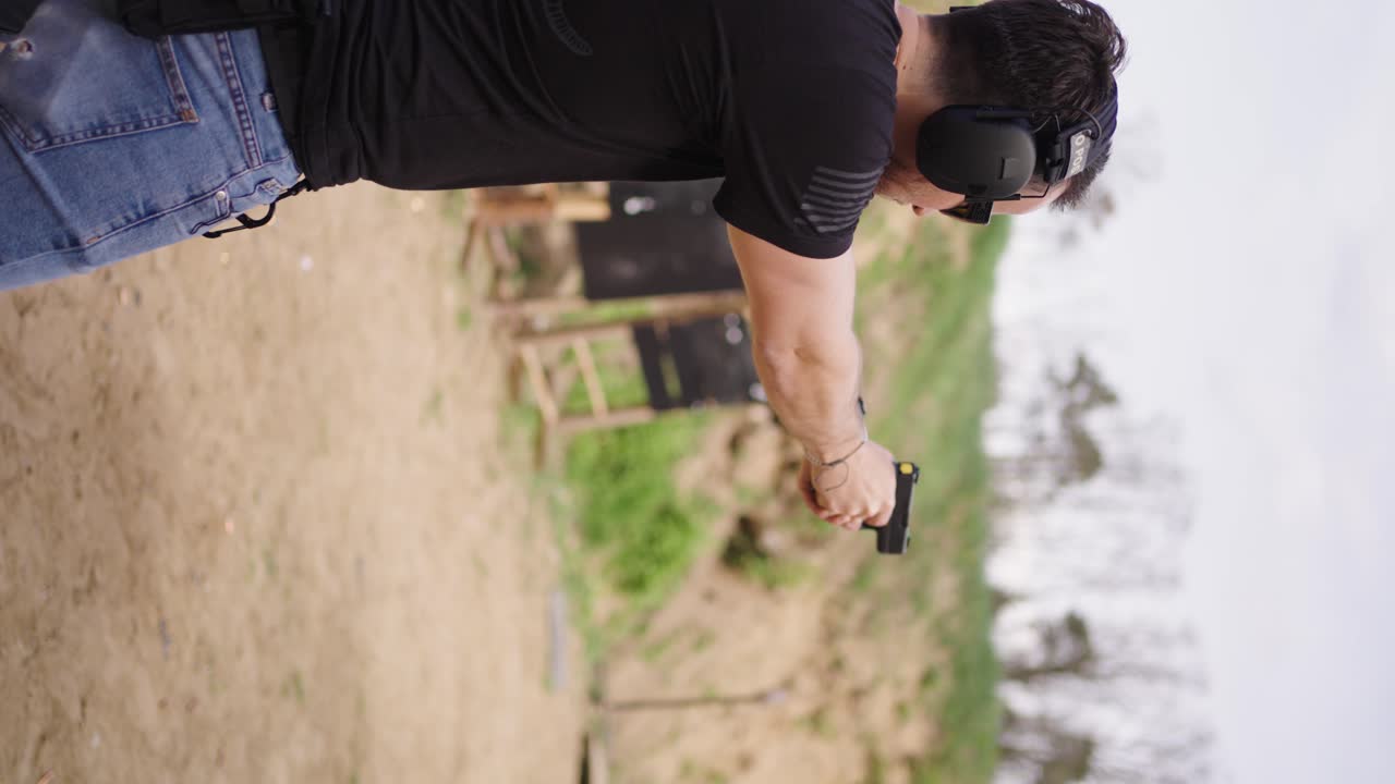 무장한 사격자는 총을 다시 충전하고, 올레스코 사격장에서 총알을 겨냥하고 발사합니다.