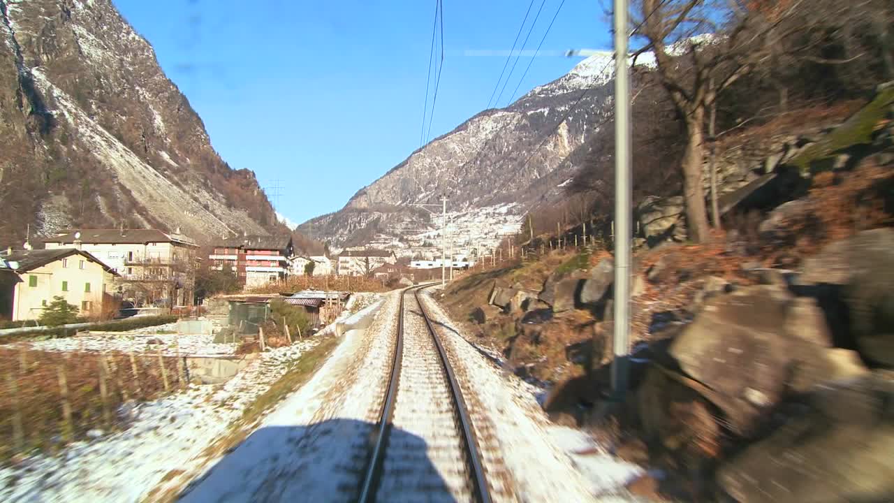 산간지방을 달리는 열차 앞에서 찍은 셀카