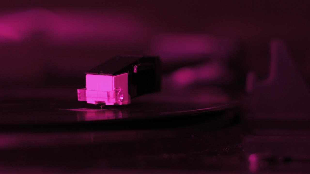 비닐 회전기 헤드 라이드 비닐 판, 스타일러스 바늘 클로즈업, 비닐에 레코드 플레이어 바늘, 깊은 보라색 조명, 어두운 기분이 영화적인 보케 배경, 부드러운 초점, 레트로