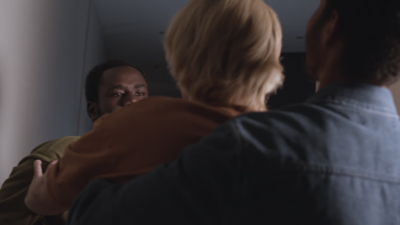 두 사람이 실내에서 싸우고 있습니다.