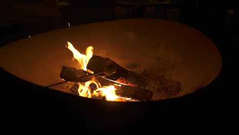 Marshmallow-Braten-Auf-Offener-Flamme-Am-Lagerfeuer,-Nahaufnahme