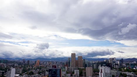 Hyperlapse-Aufnahme-An-Einem-Sehr-Bewölkten-Tag-In-Mexiko-Stadt