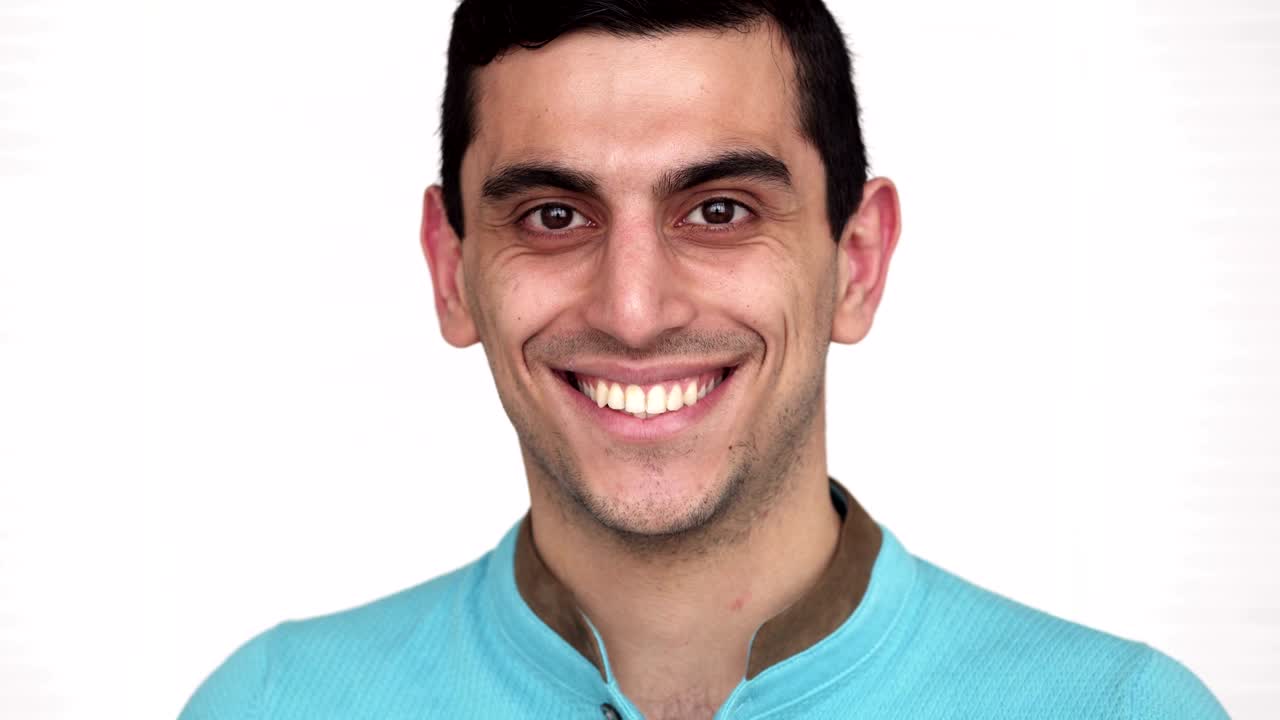 primer plano de un feliz hombre de oriente medio sonriendo