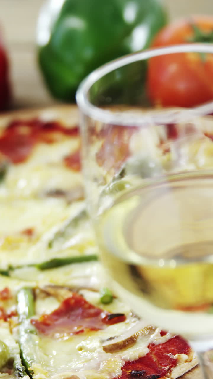 una deliciosa pizza con un vaso de vino, verduras y especias