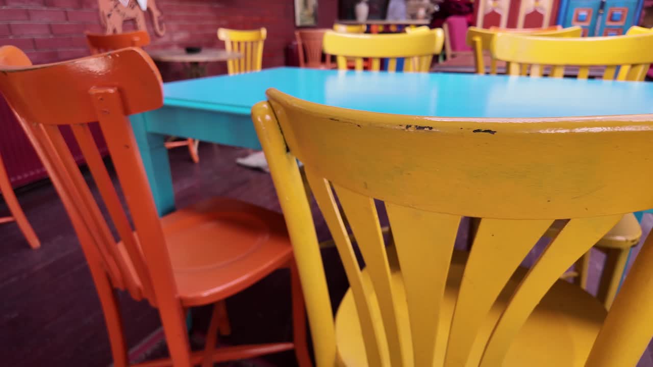 Salle à manger colorée avec des tables et des chaises