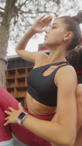 mujer estirándose y haciendo ejercicio al aire libre