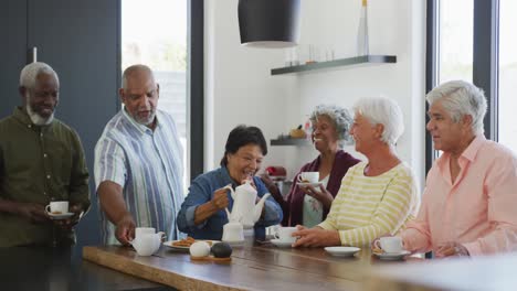 Gente-Feliz-Y-Diversa-Bebiendo-Té-En-Una-Casa-De-Retiro