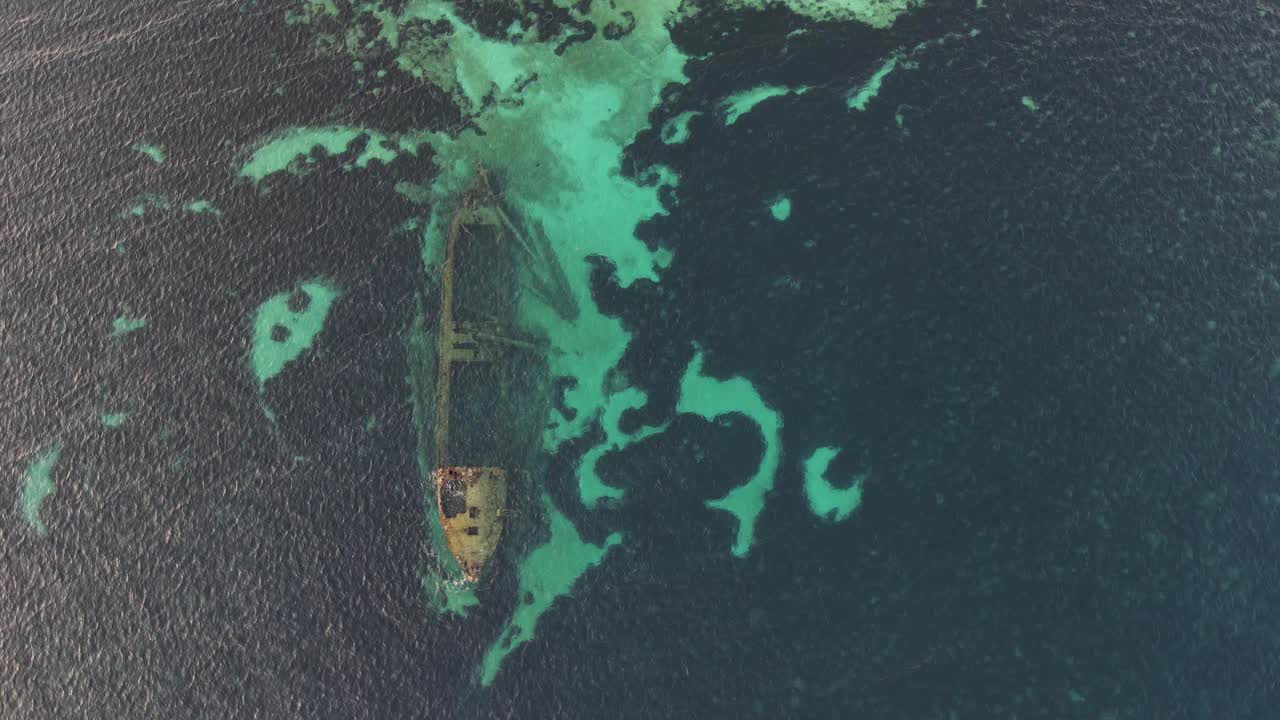 вид сверху вниз на затонувшее судно "мишель" в вели-рате, хорватия