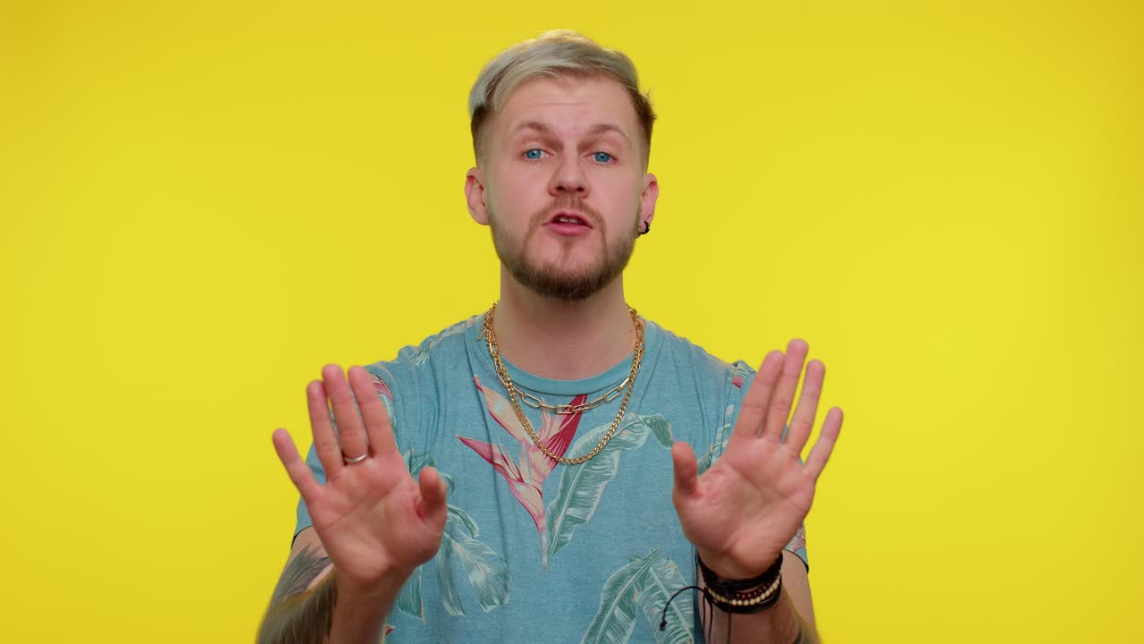 수염이 있는 젊은이가 손가락을 가리키며 혼란스러워서 스스로 물어보며 '누가 왜 나한테 말했어?'라고 물었다. '아니요, 고마워요, 필요없어요.'