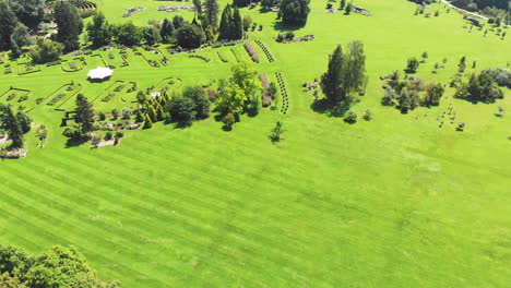 Panorámica-Aérea-Sobre-El-Arboreto-Volcji-Potok-En-Un-Día-Claro-Y-Soleado