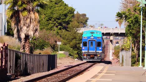 El-Tren-Costero-Sale-De-La-Estación-De-Tren