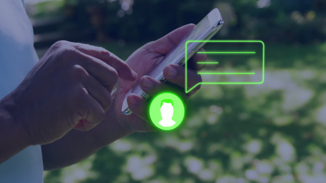 animación del perfil de neón y el icono del mensaje contra la sección media del hombre que usa el teléfono inteligente en el parque