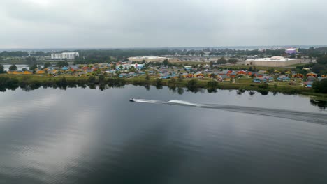 Wasserskifahrer,-Der-An-Einem-Ruhigen-Tag-Auf-Dem-See-Am-Legoland-Im-Winter-Haven-Florida-Vorbeifährt