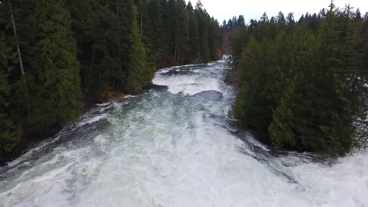Flod i oversvømmelse. Droneoptagelse. 4K