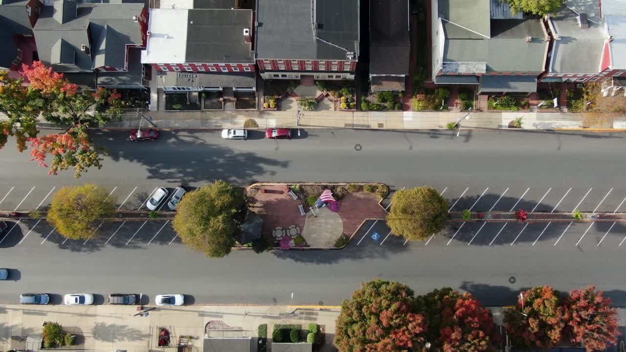 작은 마을 아메리카 광장에서 날고 있는 미국 국기의 하향식 공중