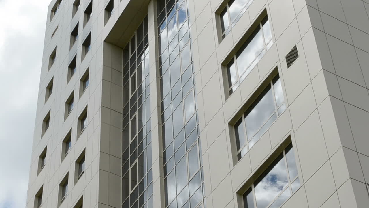 Edificio con el cielo azul de fondo. Secuencia de edificio de oficinas