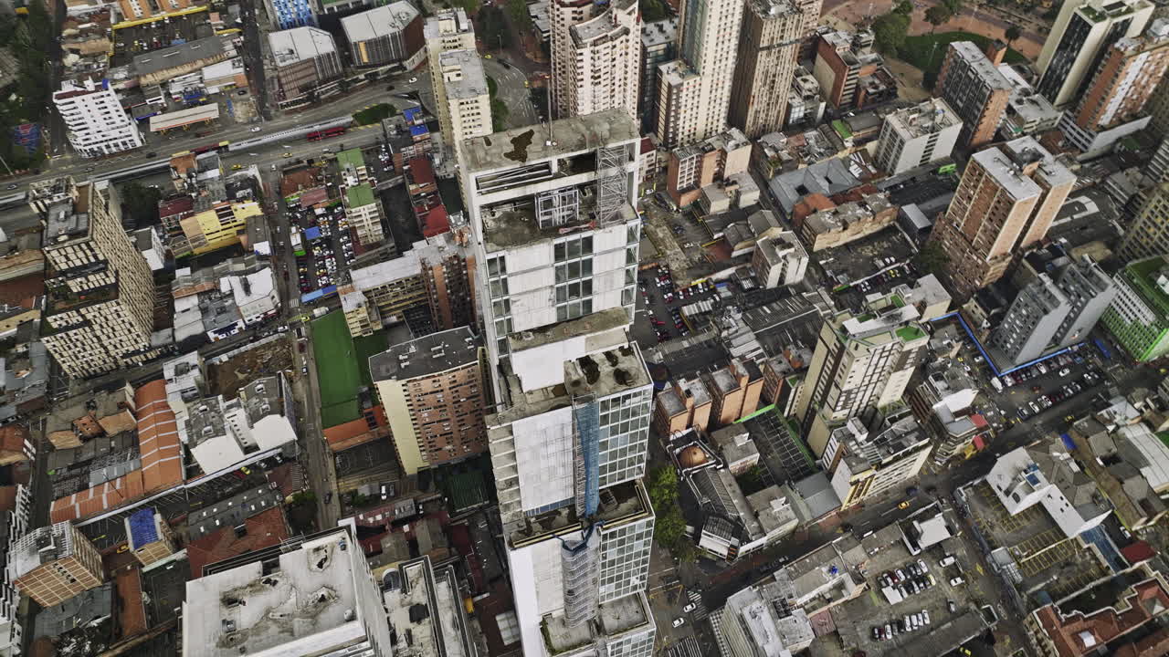 bogotá colombia aerial v26 vista de pájaros, avión no tripulado volando alrededor de bd bacata edificio más alto capturando el paisaje urbano a través de alemania, la paz, santa fe y el centro de la ciudad - filmado con mavic 3 cine - noviembre 2022