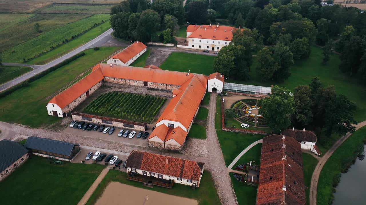 Vista aerea cinematografica del maniero di Nurmuiza a Lauciene, in Lettonia, in una malinconica mattina d'estate