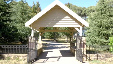 Puerta-De-Entrada-Al-Parque-Y-Jardines,-Hermoso-Día-Soleado-De-Primavera