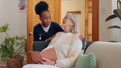 Tablet,-Krankenschwester-Und-ältere-Frau-Auf-Dem-Sofa-Beim-Stöbern