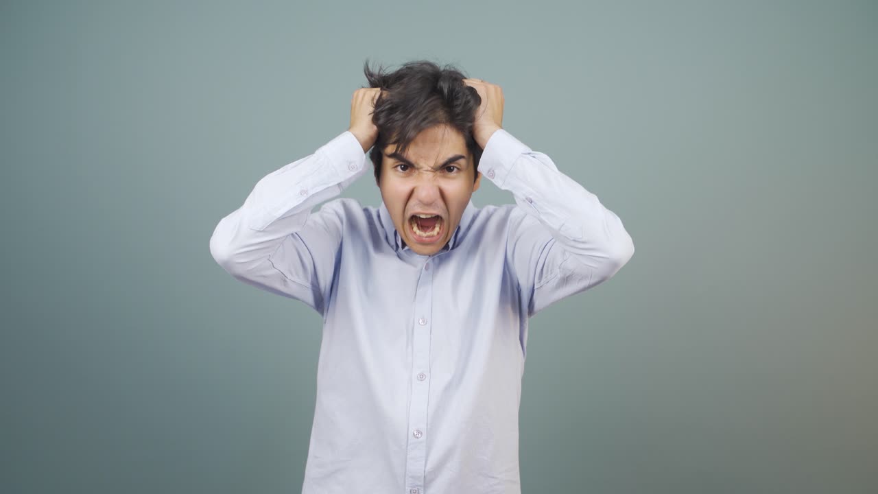 카메라 앞에서 신경 ⁇ 약에 걸린 남자