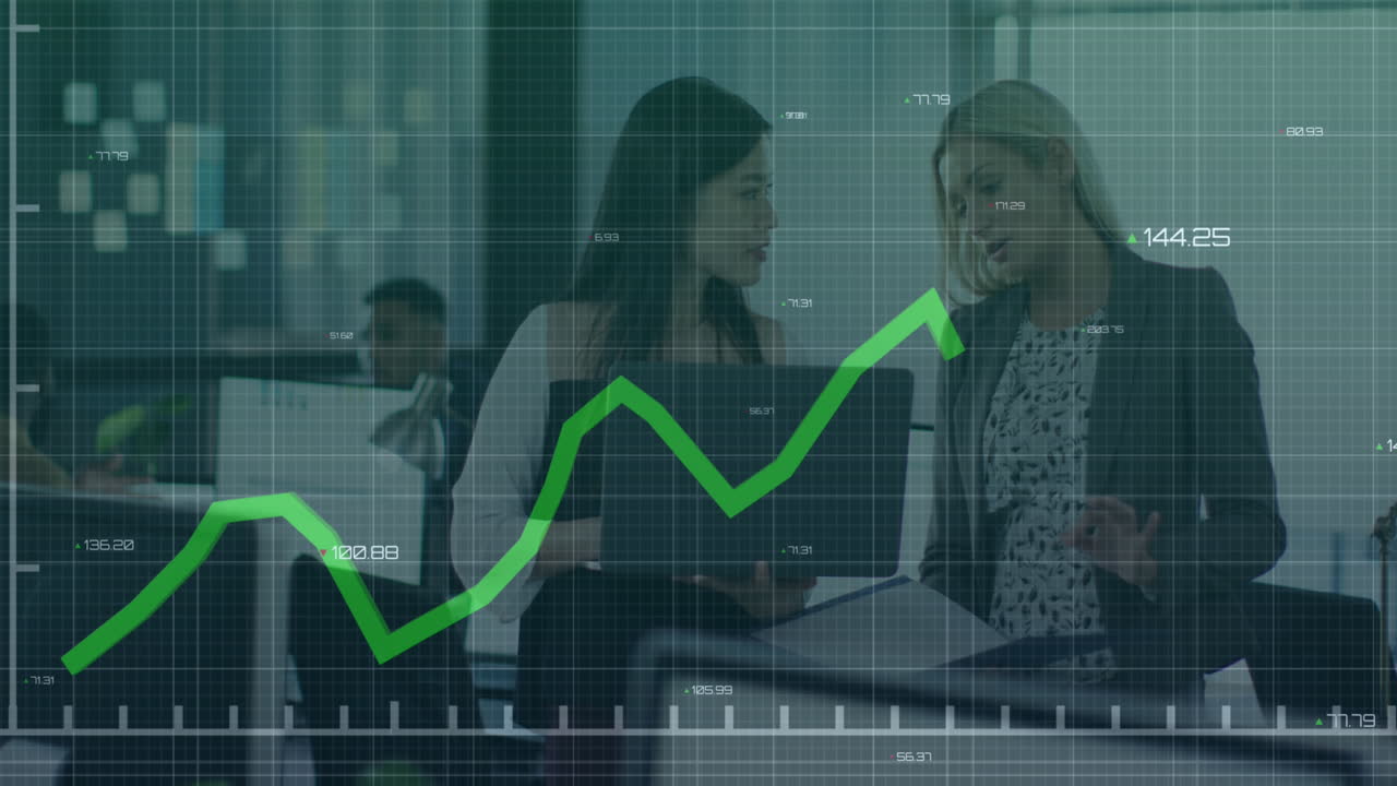 animación del procesamiento de datos estadísticos sobre dos mujeres diversas discutiendo sobre una computadora portátil en la oficina