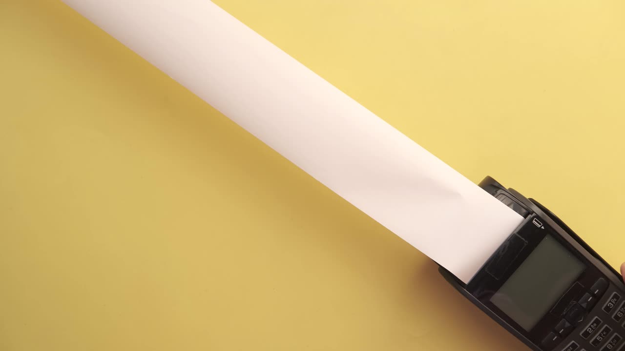 máquina de pos y papel de rollo largo en azul.