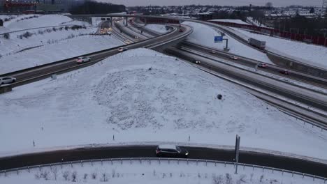 Intercambio-De-Autopistas-Nevadas,-A40-Bochum,-Vista-De-Gran-Angular,-Anochecer