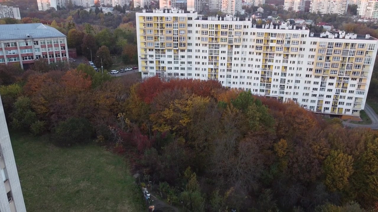Вид с воздуха: дрон летит над городом